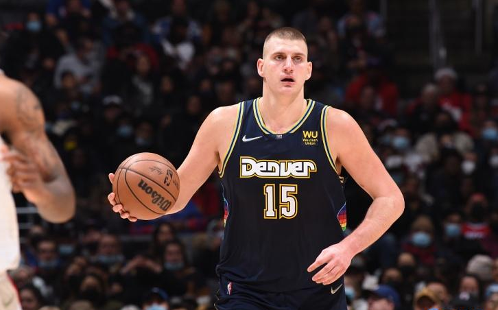  掘金约基奇达成赛季场均三双成就  